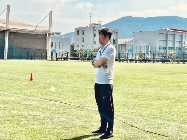 马扎里接着说：“我们给了对手一些机会，但我们在防守中已经有所进步，比如在对手传中时的区域盯人。